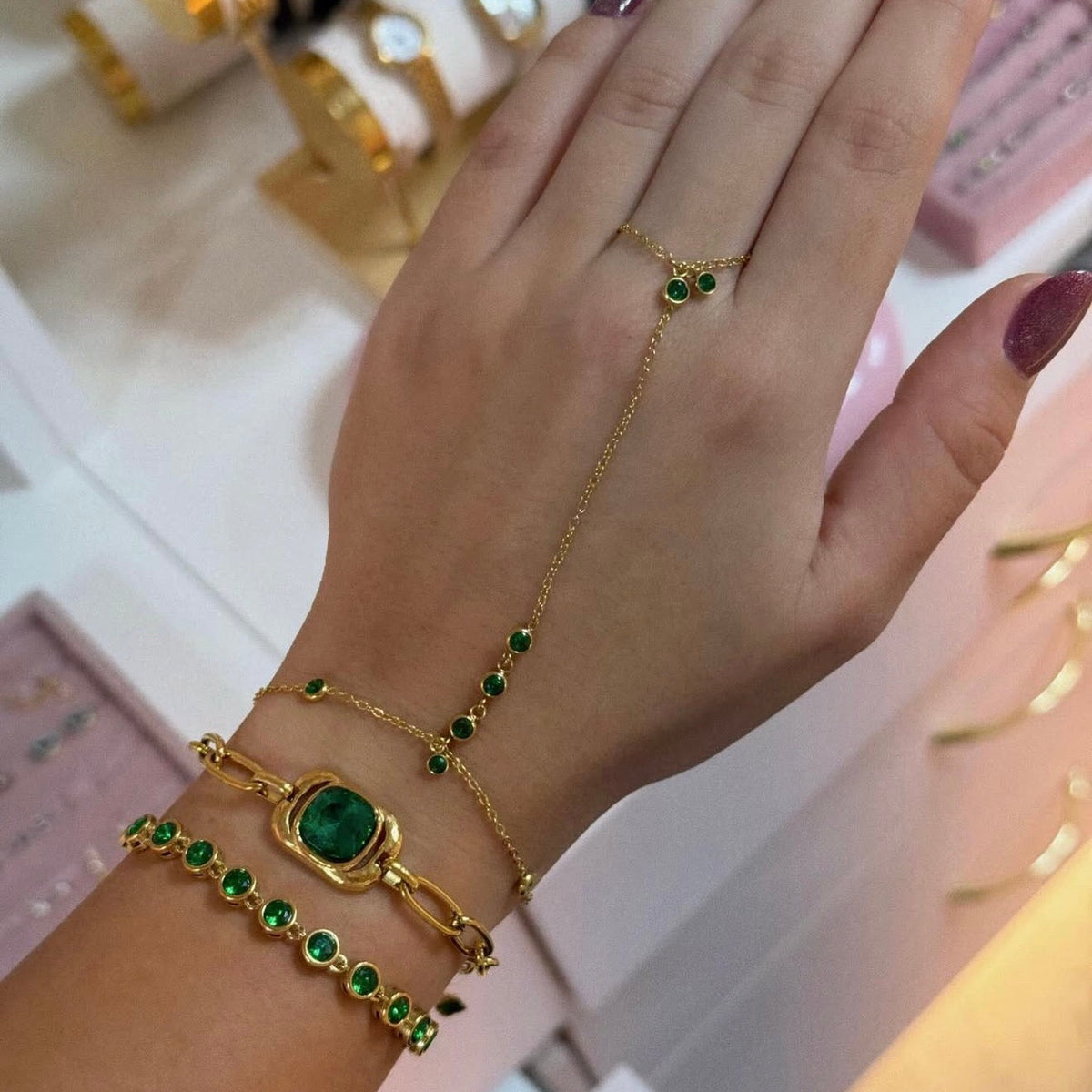 Esmeralda Handchain